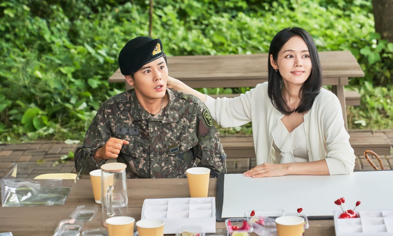 드라마 '신병4: 사보타주'의 한 장면. 연예인 사병 전세계(김동준)가 부대로 면회 온 누나(한가인, 오른쪽)와 즐거운 한때를 보내고 있다. 사진 KT스튜디오지니 