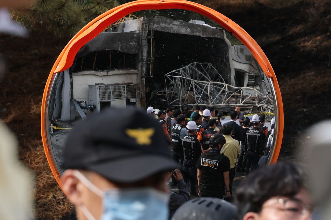 지난 6월 1일 폭발 사고로 사상자가 발생한 대전 유성구 한화에어로스페이스 대전사업장에서 경찰과 소방당국 관계자들이 사고수습을 하고 있다. 오전 10시59분 발생한 폭발 사고로 5명이 사망했고, 1명이 전신화상으로 중상, 1명이 경상을 입었다. 연합뉴스