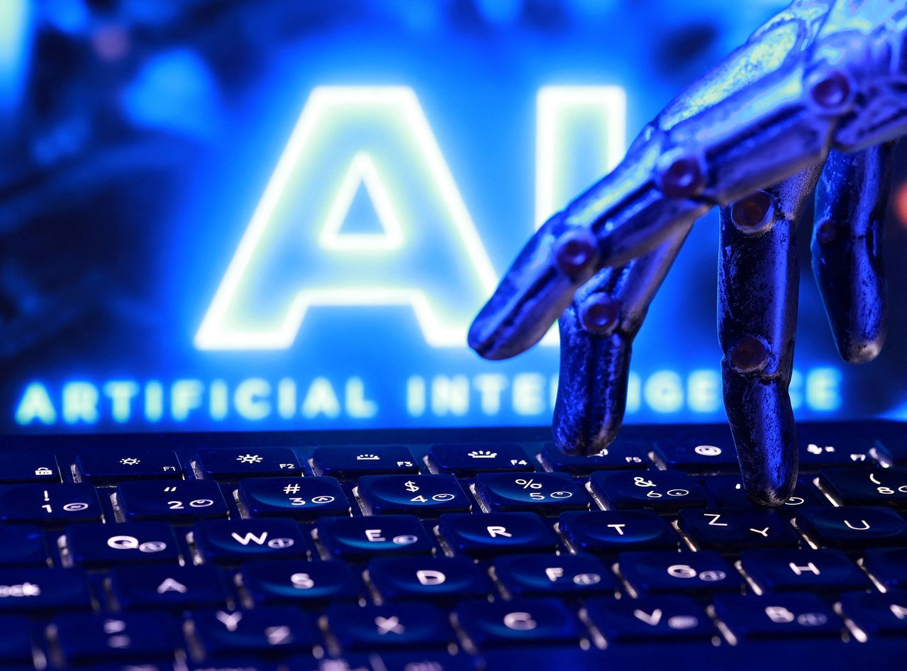  'AI 인공지능' 문구와 키보드, 로봇 손을 합성한 일러스트. 로이터=연합뉴스