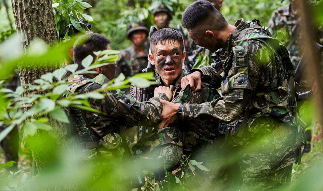 드라마 '신병4: 사보타주'의 한 장면. 흥분한 강찬석 병장(이정현)이 해병대 병사들과 몸 싸움을 벌이고 있다. 사진 KT스튜디오지니 