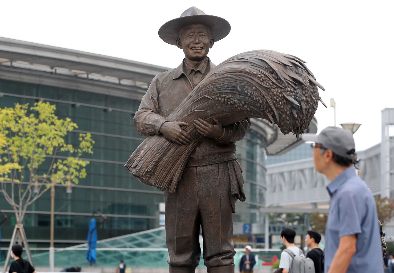 대구 동구 동대구역 광장에 설치된 박정희 전 대통령 동상. 뉴스1