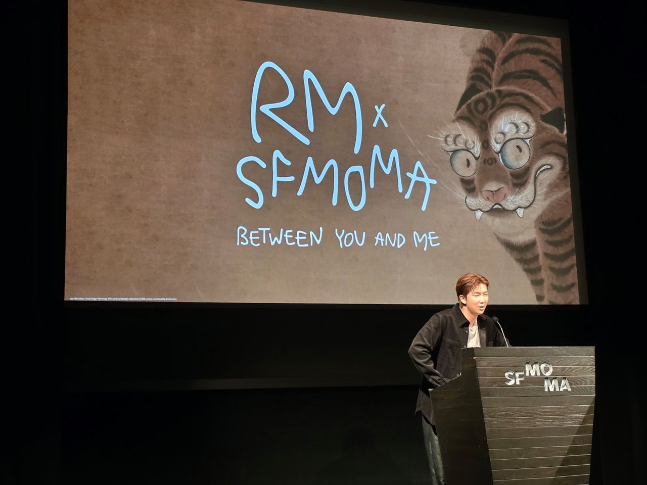 전세계에서 온 기자들 앞에서 인사말 하는 RM, 샌프란시스코=우정아 포스텍 교수 