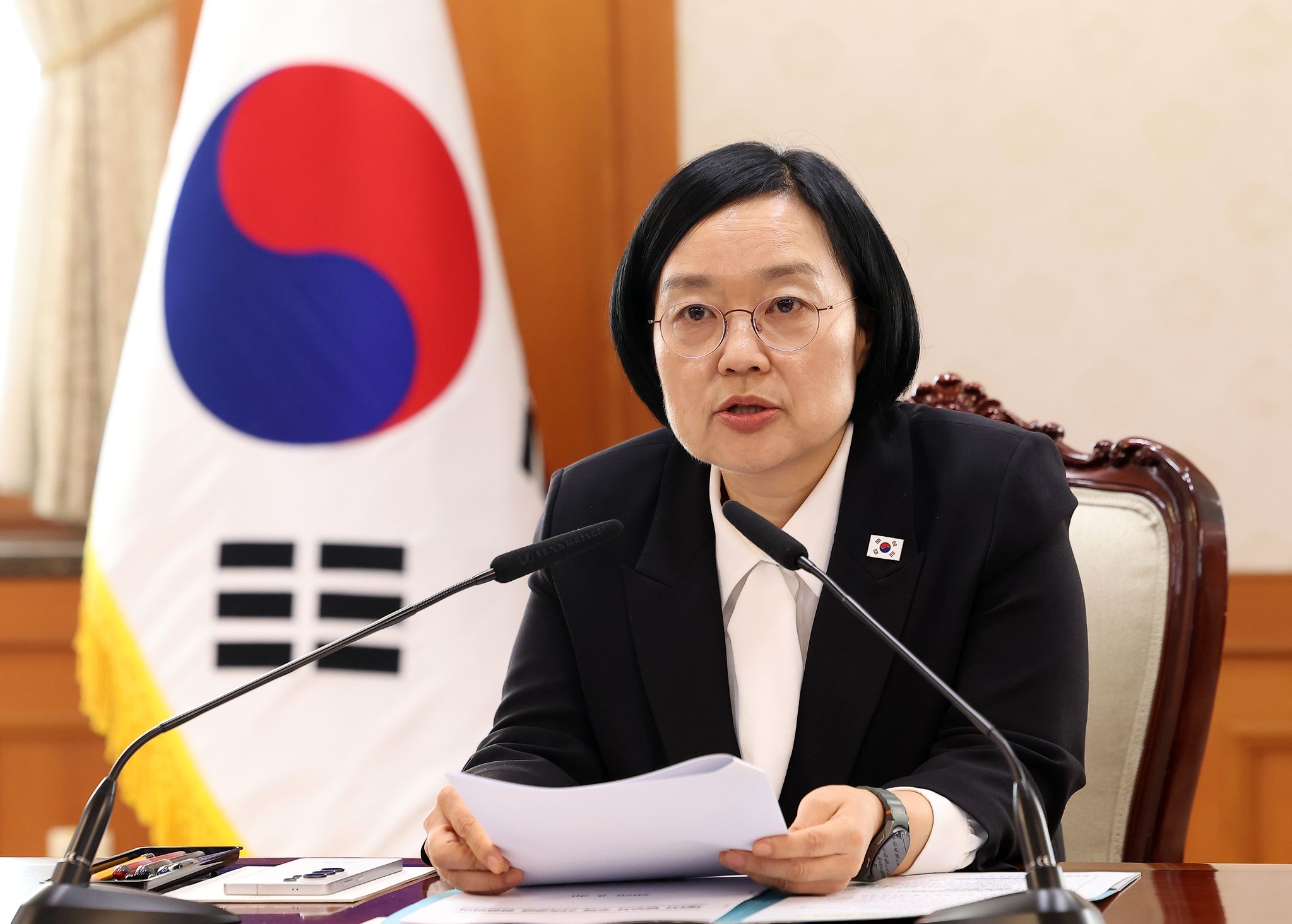 한성숙 국무총리가 30일 서울 종로구 정부서울청사에서 열린 제3차 범부처 주택 신속공급 점검회의에서 모두발언을 하고 있다. 뉴스1