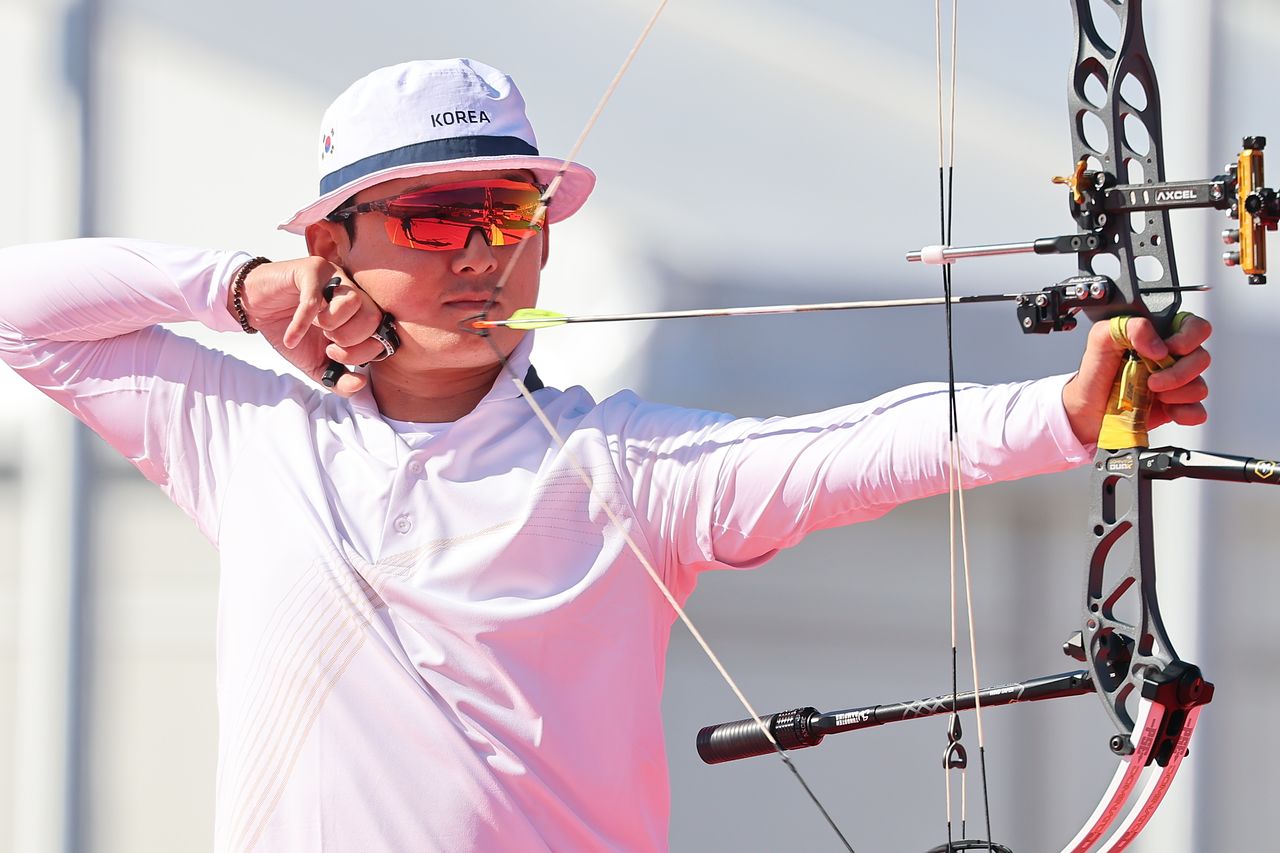 대한민국 김종호가 1일 일본 오카자키 중앙종합공원 다목적광장에서 열린 2026 아이치·나고야 아시안게임 양궁 컴파운드 남자 개인전 4강에서 인도 가네쉬 마니 라트남 티루무루를 상대하고 있다. 뉴스1