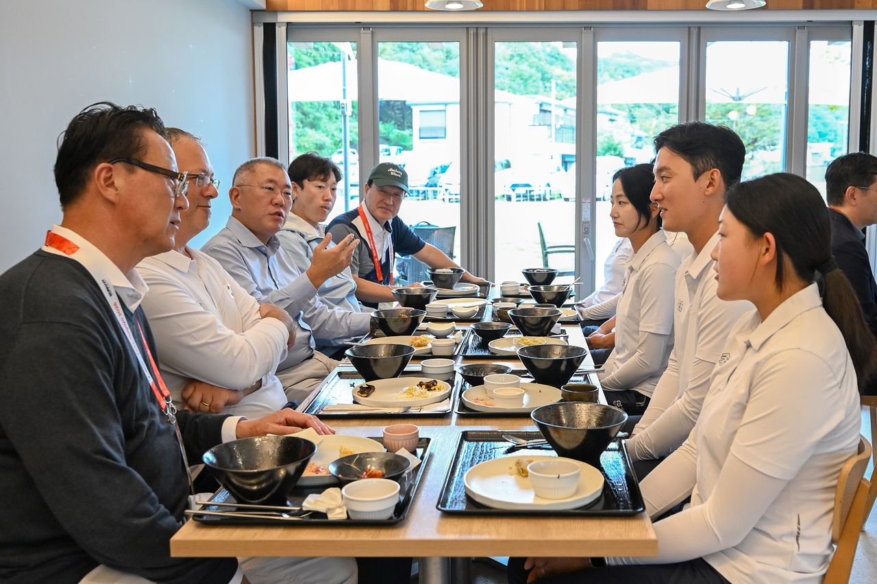 정의선 회장(왼쪽 셋째)이 양궁 국가대표 선수들과 식사를 하고 있다. [사진 대한양궁협회]