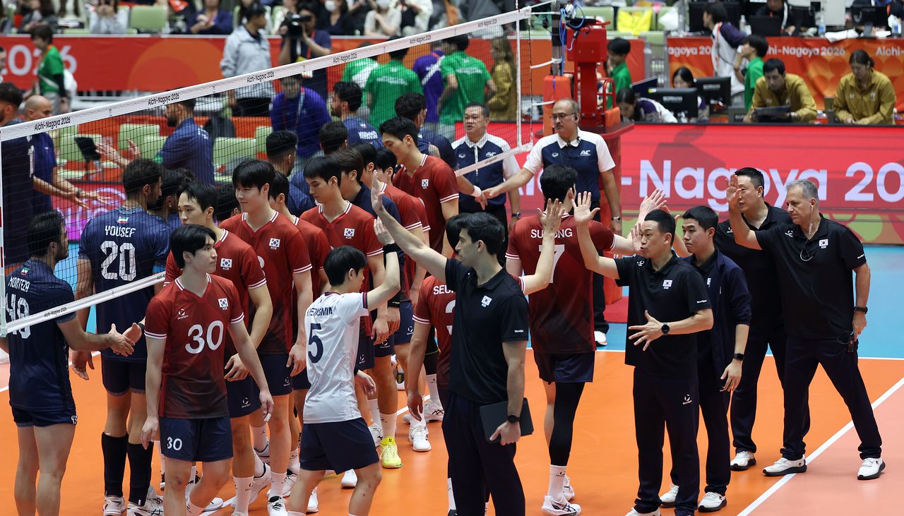 1일 일본 오카자키 중앙종합공원 종합체육관에서 열린 2026 아이치·나고야 아시안게임 남자 배구 8강 한국과 이란의 경기 종료. 세트 스코어 3대 2로 패한 대한민국 대표팀과 한국 이사나예 라미레스 감독 등이 인사를 나누고 있다. 연합뉴스
