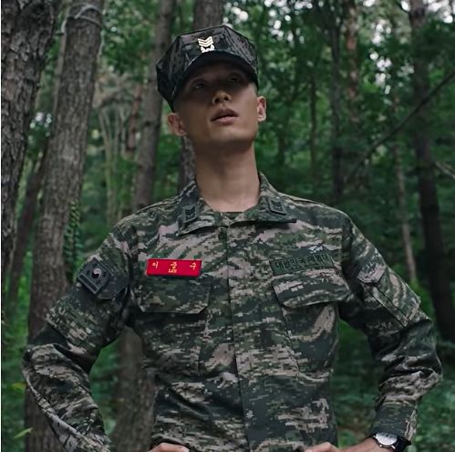 드라마 '신병4: 사보타주'의 한 장면. 해병대의 전설적인 훈련교관 이정구 상사(김진태)가 해병대 정신을 설파하고 있다. 사진 KT스튜디오지니 