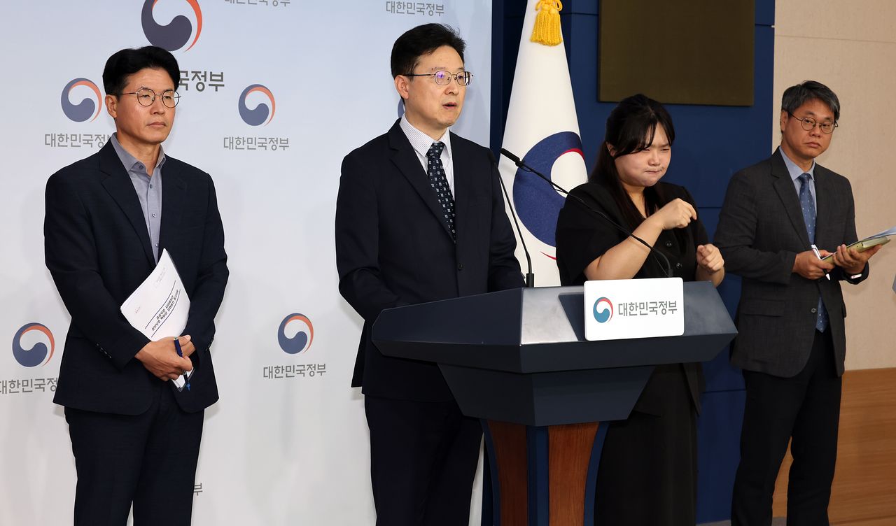 황규철 행정안전부 인공지능정부실장이 1일 서울 종로구 정부서울청사에서 공공부문 사이버보안 책임성 강화방안 관련 브리핑을 하고 있다. 정부는 위중한 정보 유출사고에 대해 기관장 책임 명문화 및 징계 기준 상향 방안을 발표했다. 뉴스1