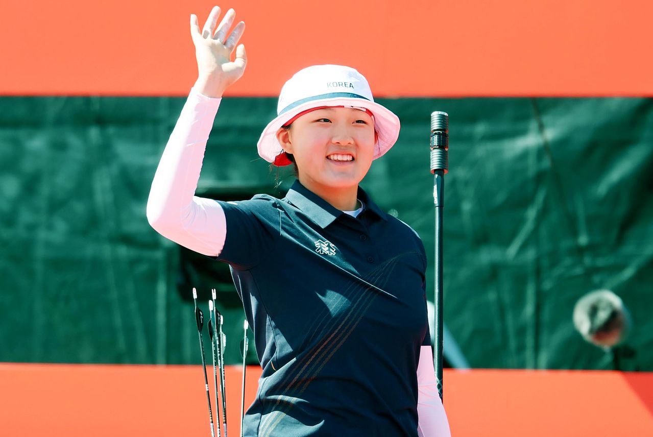대한민국 강연서가 1일 일본 오카자키 중앙종합공원 다목적광장에서 열린 2026 아이치·나고야 아시안게임 양궁 컴파운드 여자 개인전 동메달 결정전에서 대한민국 박정윤을 상대로 승리 후 기뻐하고 있다. 뉴스1