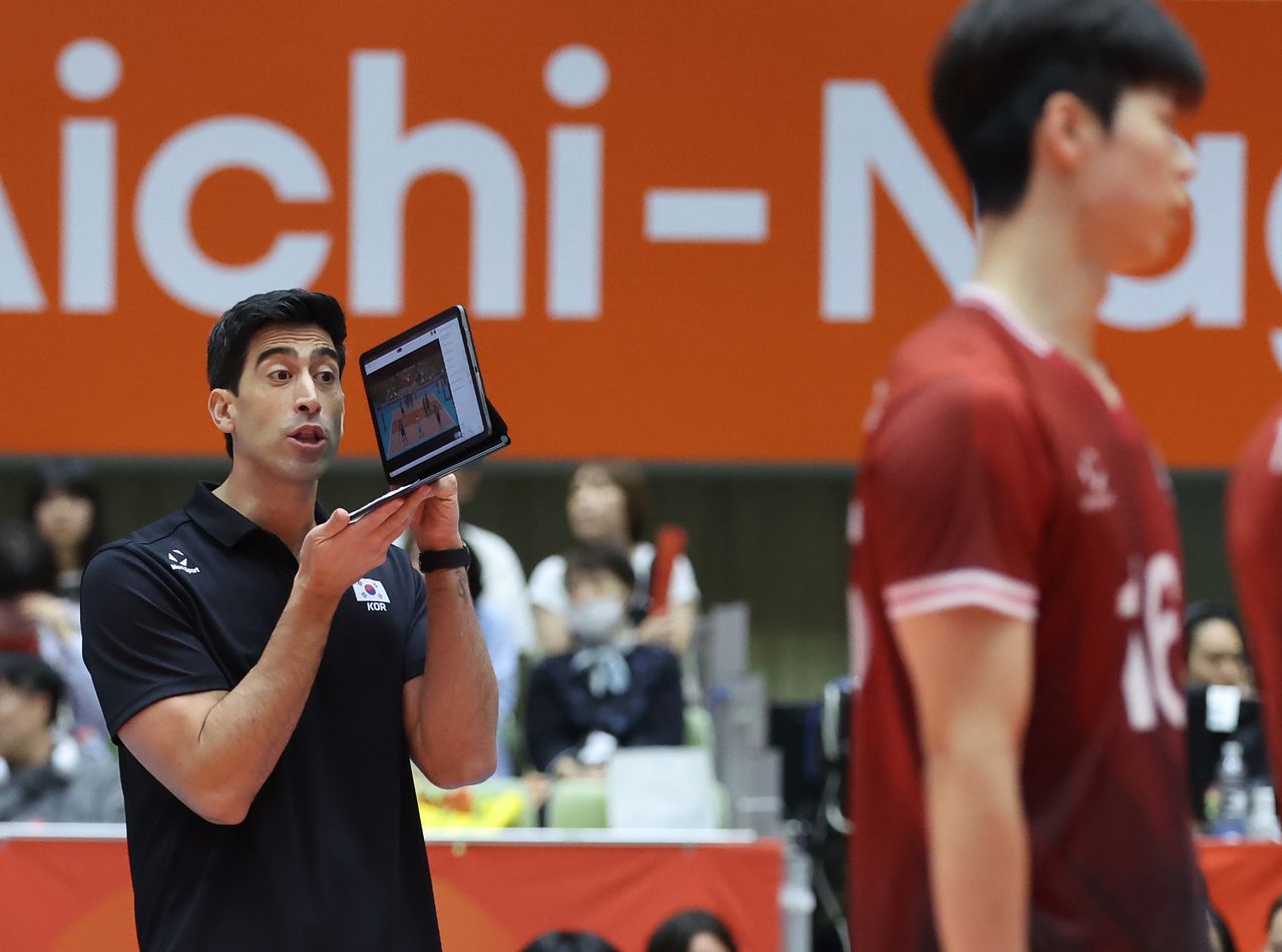1일 일본 오카자키 중앙종합공원 종합체육관에서 열린 2026 아이치·나고야 아시안게임 남자 배구 8강 한국과 이란의 경기. 대한민국 대표팀 이사나예 라미레스 감독이 작전을 지시하고 있다. 연합뉴스