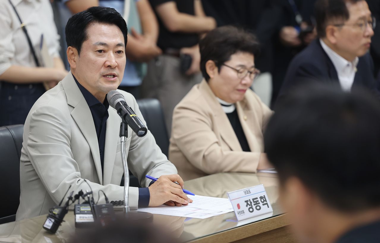 30일 장동혁 국민의힘 대표가 충북 충주에서 간담회를 하고 있다. [연합뉴스]