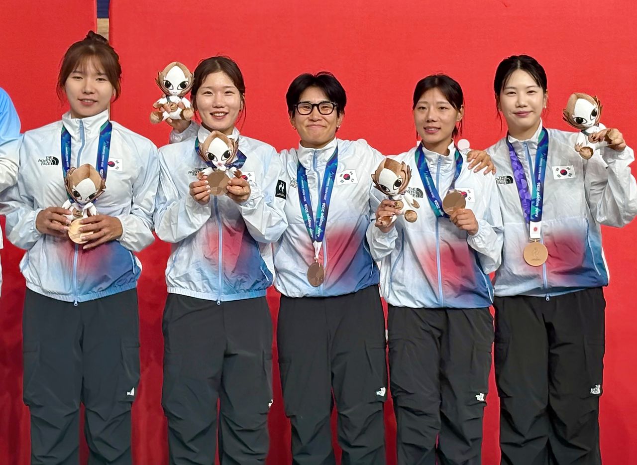 30일 일본 시즈오카현 이즈 벨로드롬에서 열린 2026 아이치·나고야 아시안게임 트랙 사이클 여자 단체추발 경기에서 동메달을 획득한 한국대표팀 김민정, 장수지(이상 상주시청), 노윤서(대구시청), 신지은(금산군청)이 시상대에 올라 기념촬영을 하고 있다. 사진 대한사이클연맹