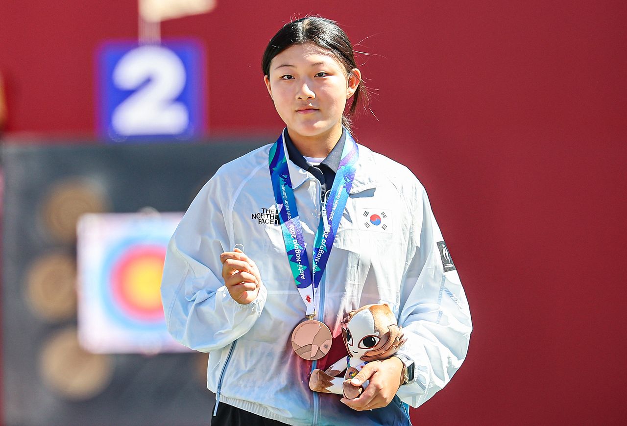 대한민국 강연서가 1일 일본 오카자키 중앙종합공원 다목적광장에서 열린 2026 아이치·나고야 아시안게임 양궁 컴파운드 여자 개인전 시상식에서 동메달을 목에 건 채 우정반지를 손에 들고 기념촬영을 하고 있다. 뉴스1