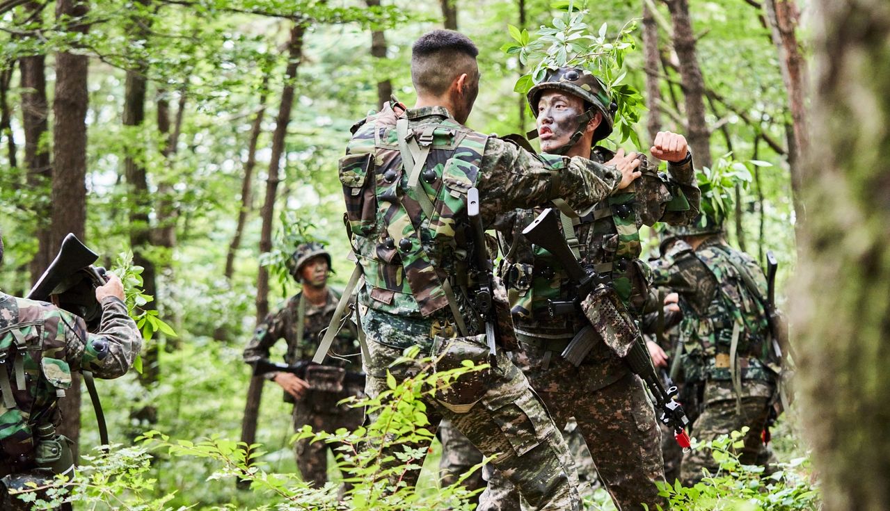 드라마 '신병4: 사보타주'의 한 장면. 호국훈련 합동작전을 벌이던 육군 병사와 해병대 병사가 갈등을 빚던 끝에 몸 싸움을 하고 있다. 사진 KT스튜디오지니 