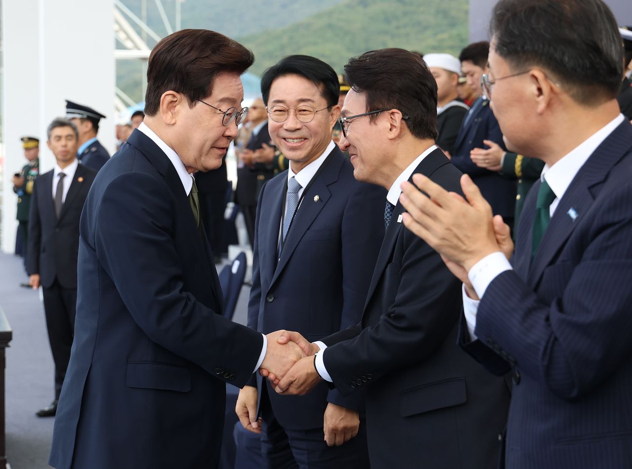 이재명 대통령과 김민석 더불어민주당 대표가 1일 충남 계룡대에서 열린 제78주년 국군의 날 기념행사에서 악수하고 있다. 연합뉴스