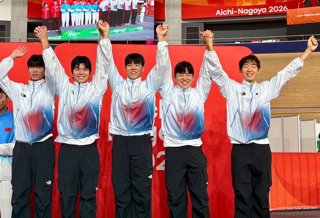 30일 일본 시즈오카현 이즈 벨로드롬에서 열린 2026 아이치·나고야 아시안게임 트랙 사이클 남자 단체추발 경기에서 동메달을 획득한 한국대표팀 박상훈(인천광역시청), 홍승민(의정부시청), 김현석(연천군청), 민경호(서울시청), 이진구가 시상대에 올라 두팔을 번쩍 들고 있다. 사진 대한사이클연맹