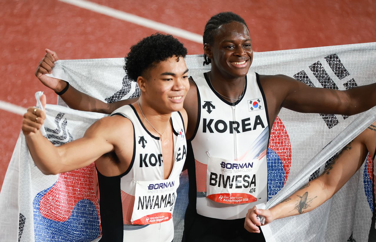 육상 남자 400m 계주에서 동메달을 합작한 비웨사(오른쪽)와 조엘진. 다소 이질적인 이름과 외모를 가진 두 선수는 ‘한국인’이다. [뉴시스]
