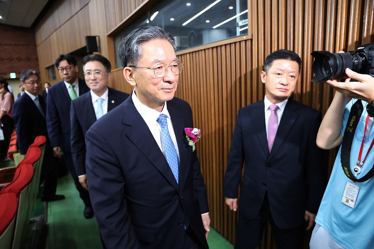 정성호 법무부 장관이 26일 경기 과천시 정부과천청사에서 열린 법무부 장관 이임식을 마치고 이동하고 있다. 뉴스1