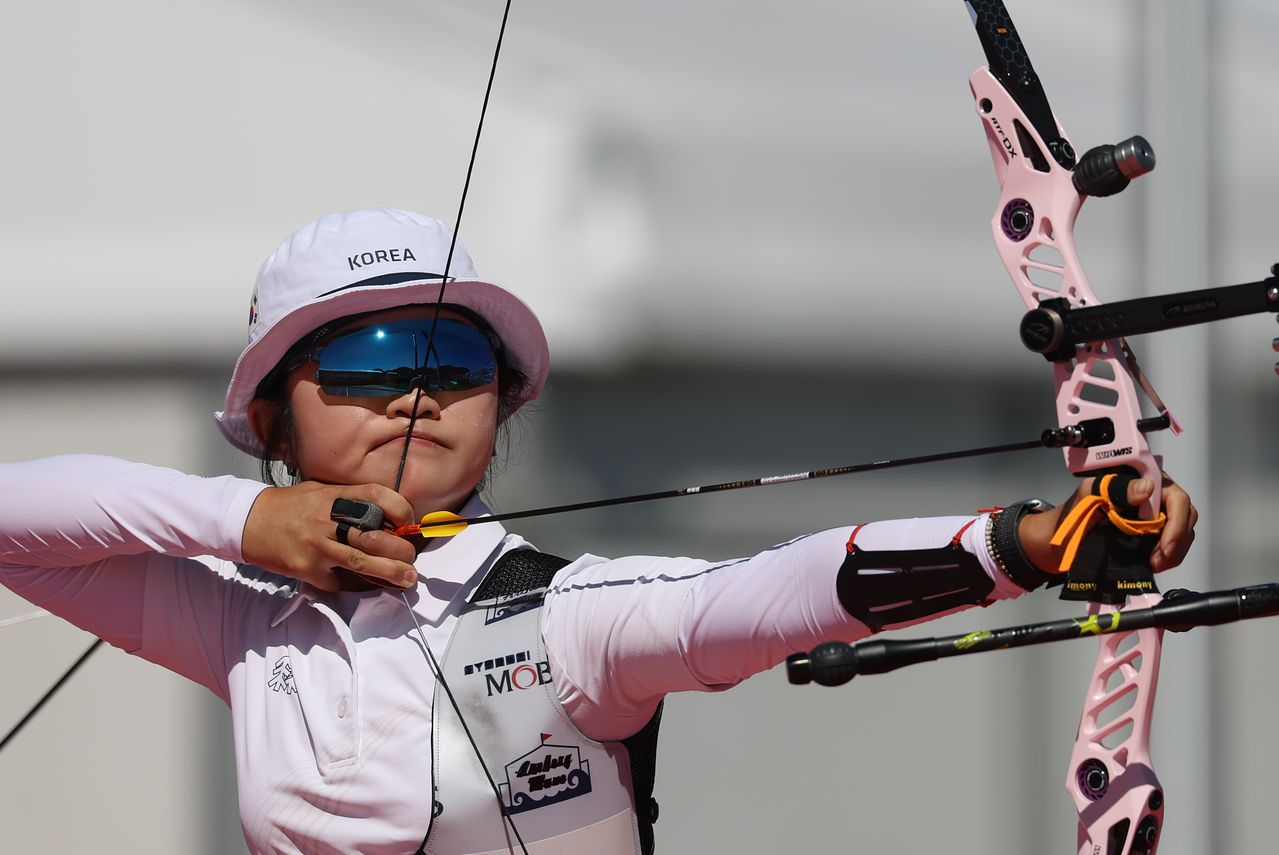 (오카자키=뉴스1) 김민지 기자 = 대한민국 이윤지가 2일 일본 오카자키 중앙종합공원 다목적광장에서 열린 2026 아이치·나고야 아시안게임 양궁 리커브 여자 단체전 결승 인도와의 경기에서 활시위를 당기고 있다. 2026.10.2/뉴스1