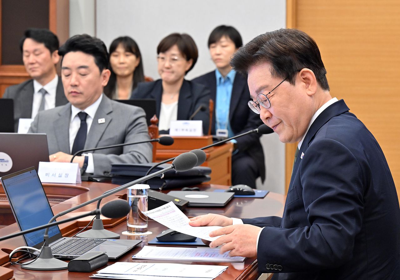 이재명 대통령이 1일 청와대에서 열린 수석보좌관회의에서 자료를 보고 있다. 왼쪽은 강훈식 대통령비서실장. 청와대사진기자단