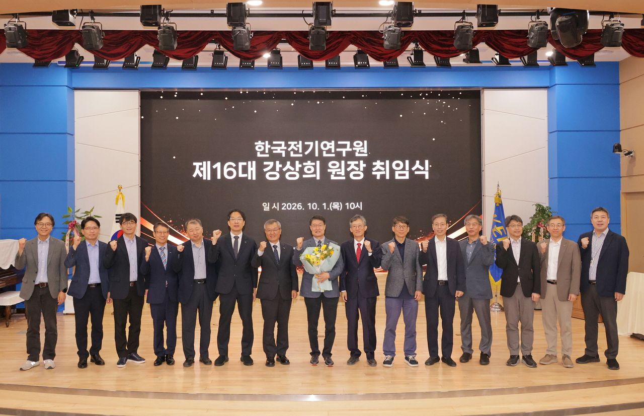 강상희 한국전기연구원 제16대 원장(왼쪽 여덟째)이 10월 1일 창원본원 대강당에서 열린 취임식에서 경영 간부들과 기념촬영을 하고 있다.