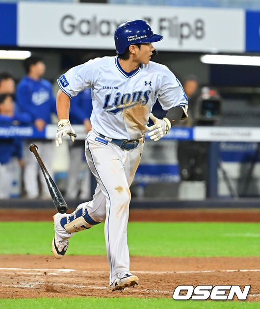 [OSEN=대구, 이석우 기자] 1일 대구삼성라이온즈파크에서 2026 신한 SOL KBO 리그 삼성 라이온즈와 한화 이글스의 경기가 열렸다. 홈팀 삼성은 원태인이, 방문팀 한화는 황준서가 선발 출전했다. 삼성 라이온즈 이재현이 7회말 2사 1루 좌월 2점 홈런을 치고 타구를 바라보고 있다. 2026.10.01 / foto0307@osen.co.kr