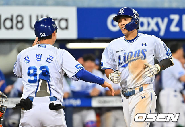 [OSEN=대구, 이석우 기자] 1일 대구삼성라이온즈파크에서 2026 신한 SOL KBO 리그 삼성 라이온즈와 한화 이글스의 경기가 열렸다. 홈팀 삼성은 원태인이, 방문팀 한화는 황준서가 선발 출전했다. 삼성 라이온즈 이재현이 7회말 2사 1루 좌월 2점 홈런을 치고 하이파이브를 하고 있다. 2026.10.01 / foto0307@osen.co.kr