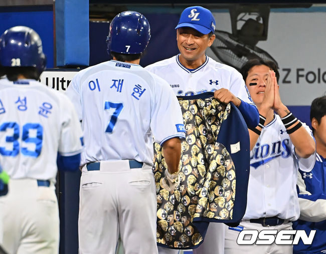 [OSEN=대구, 이석우 기자] 1일 대구삼성라이온즈파크에서 2026 신한 SOL KBO 리그 삼성 라이온즈와 한화 이글스의 경기가 열렸다. 홈팀 삼성은 원태인이, 방문팀 한화는 황준서가 선발 출전했다. 삼성 라이온즈 강민호가 7회말 2사 1루 좌월 2점 홈런을 친 이재현을 보며 감사 기도를 하고 있다. 2026.10.01 / foto0307@osen.co.kr