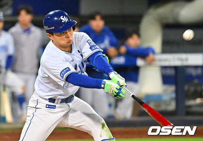 [OSEN=대구, 이석우 기자] 1일 대구삼성라이온즈파크에서 2026 신한 SOL KBO 리그 삼성 라이온즈와 한화 이글스의 경기가 열렸다. 홈팀 삼성은 원태인이, 방문팀 한화는 황준서가 선발 출전했다. 삼성 라이온즈 김헌곤이 힘찬 타격을 하고 있다. 2026.10.01 / foto0307@osen.co.kr