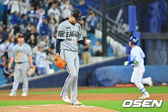 [OSEN=대구, 이석우 기자] 1일 대구삼성라이온즈파크에서 2026 신한 SOL KBO 리그 삼성 라이온즈와 한화 이글스의 경기가 열렸다. 홈팀 삼성은 원태인이, 방문팀 한화는 황준서가 선발 출전했다. 한화 이글스 황준서가 5회말 삼성 라이온즈 김헌곤에게 동점 좌월 솔로 홈런을 맞고 아쉬워하고 있다. 2026.10.01 / foto0307@osen.co.kr