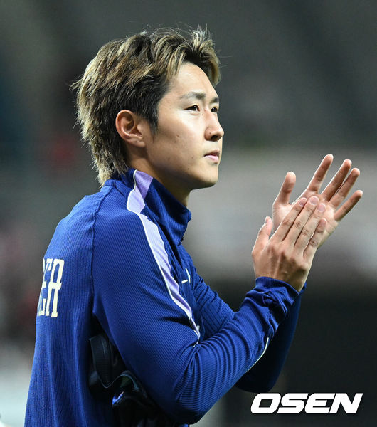 [OSEN= 서울월드컵경기장, 이대선 기자] 로베르트모레노 임시 감독이 이끄는 대한민국 축구 국가대표팀은 28일 서울월드컵경기장에서 디에고 포를란 감독이 지휘하는 우루과이와 A매치 맞대결을 치러 1-4로 대패했다.이로써 모레노 감독은 지난 에콰도르전 3-0 완승 분위기를 이어기는 데 실패했다. 부임 2경기 만에 남미 강호 우루과이를 만나 1-4로 무너졌다.경기 종료 후 한국 이강인이 관중석을 향해 인사를 하고 있다. 2026.09.28 / sunday@osen.co.kr