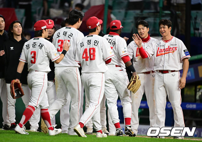 [OSEN=인천, 조은정 기자]프로야구 SSG 랜더스가LG 트윈스와 3연전을 스윕했다.SSG는1일 인천SSG랜더스필드에서 열린 2026 KBO리그 LG와 시즌 16차전 마지막 대결에서 6-5 한 점 차로 승리했다.SSG는 1967일 만에 LG 3연전 스윕을 달성했다.2021년 5월 21일~23일 이후 5년 만에 처음이다. SSG이 승리를 기뻐하고 있다. 2026.10.01 /cej@osen.co.kr