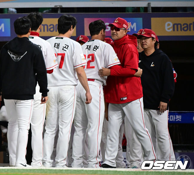 [OSEN=인천, 조은정 기자]프로야구 SSG 랜더스가LG 트윈스와 3연전을 스윕했다.SSG는1일 인천SSG랜더스필드에서 열린 2026 KBO리그 LG와 시즌 16차전 마지막 대결에서 6-5 한 점 차로 승리했다.SSG는 1967일 만에 LG 3연전 스윕을 달성했다.2021년 5월 21일~23일 이후 5년 만에 처음이다. SSG 이숭용 감독이 김재환과 승리를 기뻐하고 있다. 2026.10.01 /cej@osen.co.kr