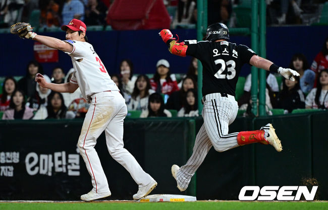 [OSEN=인천, 조은정 기자]1일 인천 SSG랜더스필드에서 ‘2026 신한은행 SOL Bank KBO리그’ SSG 랜더스와 LG 트윈스의 경기가 열렸다.이날 SSG는 김민준, LG는 임찬규를 선발투수로 내세웠다.9회초 1사 2루에서 LG 오스틴이 땅볼로 아웃되고 있다. 2026.10.01 /cej@osen.co.kr