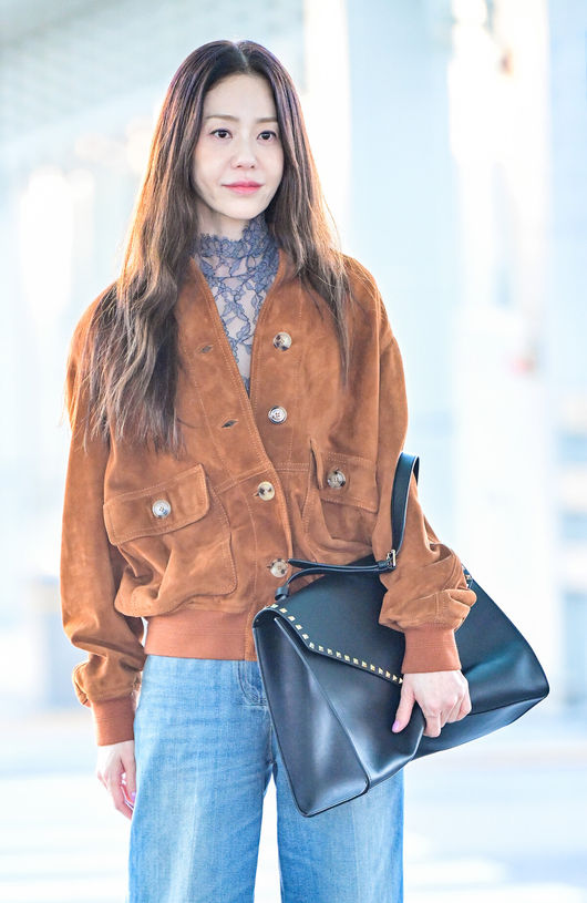 [OSEN=인천공항, 최규한 기자] 배우 고현정이 2일 오전 해외 일정 참석을 위해 인천공항을 통해 출국했다.고현정은 파리에서 열리는 패션쇼에 참석할 예정이다.배우 고현정이 출국장으로 향하고 있다. 2026.10.02 / dreamer@osen.co.kr