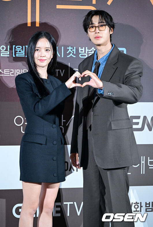 [OSEN=최규한 기자] 2일 오후 서울 용산 CGV에서 ENA 새 월화드라마 ‘연애박사’(연출 안판석, 극본 민효정) 제작발표회가 열렸다.‘연애박사’는 고등학교 시절 수영선수를 꿈꿨지만 병으로 한쪽 다리를 잃은 박사과정생 박민재(추영우 분)와 진로를 잃고 방황하다 새로운 길에 들어선 석사과정생 임유진(김소현 분)의 이야기를 그린다.배우 추영우와 김소현이 포토타임을 하고 있다. 2026.10.02 / dreamer@osen.co.kr