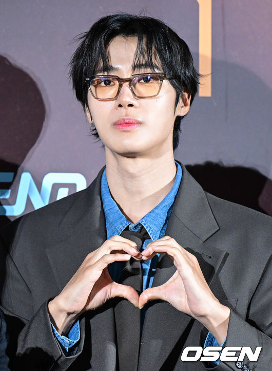 [OSEN=최규한 기자] 2일 오후 서울 용산 CGV에서 ENA 새 월화드라마 ‘연애박사’(연출 안판석, 극본 민효정) 제작발표회가 열렸다.‘연애박사’는 고등학교 시절 수영선수를 꿈꿨지만 병으로 한쪽 다리를 잃은 박사과정생 박민재(추영우 분)와 진로를 잃고 방황하다 새로운 길에 들어선 석사과정생 임유진(김소현 분)의 이야기를 그린다.배우 추영우가 포토타임을 하고 있다. 2026.10.02 / dreamer@osen.co.kr