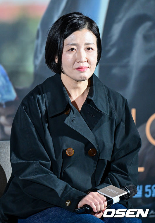 [OSEN=최규한 기자] 2일 오후 서울 용산 CGV에서 ENA 새 월화드라마 ‘연애박사’(연출 안판석, 극본 민효정) 제작발표회가 열렸다.‘연애박사’는 고등학교 시절 수영선수를 꿈꿨지만 병으로 한쪽 다리를 잃은 박사과정생 박민재(추영우 분)와 진로를 잃고 방황하다 새로운 길에 들어선 석사과정생 임유진(김소현 분)의 이야기를 그린다.김현정 EP가 인사말을 준비하고 있다. 2026.10.02 / dreamer@osen.co.kr