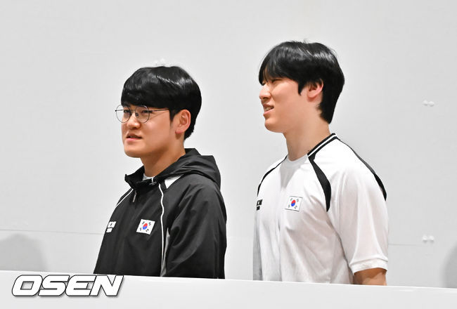 [OSEN=도코나메(일본), 박준형 기자] 2일 일본 도코나메시 아이치현에 위치한 아이치 스카이 엑스포에서 '2026 아이치·나고야 아시안게임' e스포츠 리그 오브 레전드(LoL) 결승전 대한민국과 대만의 경기가 진행됐다.아시안게임 2회 연속 금메달에 도전하는 e스포츠 리그 오브 레전드 대표팀은 '간판스타' 페이커, 이상혁을 빼고 결승에 올랐다. 1,2세트 승리한 제카 김건우와 구마유시 이민형이 미소 지으며 대기실로 이동하고 있다.   2026.10.02 /  soul1014@osen.co.kr