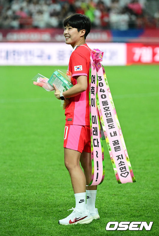 [OSEN=서울월드컵경기장, 지형준 기자] 대한민국 여자축구국가대표팀이 장슬기(29,인천 현대제철)의 환상적인 중거리 득점에 힘입어월드컵 출정식을 승리로 장식했다.콜린 벨 감독이 이끄는 대한민국 여자축구대표팀은 8일 오후 5시 서울월드컵경기장에서아이티 대표팀을 상대로 국가대표 친선전을 펼쳐 2-1로 승리했다.기분 좋은 승리를 거둔 한국은 기분 좋게2023 FIFA 여자 월드컵 호주·뉴질랜드에 나설 수 있게 됐다.지소연이 출정식에서 즐거워하고 있다. 2023.07.08 /jpnews@osen.co.kr