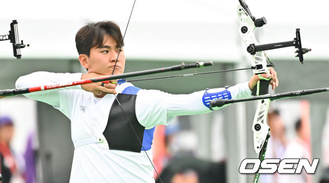[OSEN=아이치현(일본), 박준형 기자]  27일 일본 아이치현 오카자키 중앙종합공원 다목적광장에서 '2026 아이치·나고야 아시안게임' 양궁 리커브 남자 단체 8강전이 진행됐다.랭킹 라운드에서 아시안게임 신기록을 잇달아 작성한 양궁대표팀은 리커브의 강세를 이어가는 동시에 3년 전 항저우에서 인도에 내줬던 컴파운드 정상 탈환까지 노린다.경기 앞서 리커브 남자 단체 김제덕이 활 시위를 당기고 있다.  2026.09.27 / soul1014@osen.co.kr