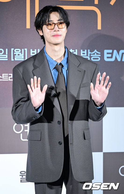 [OSEN=최규한 기자] 2일 오후 서울 용산 CGV에서 ENA 새 월화드라마 ‘연애박사’(연출 안판석, 극본 민효정) 제작발표회가 열렸다.‘연애박사’는 고등학교 시절 수영선수를 꿈꿨지만 병으로 한쪽 다리를 잃은 박사과정생 박민재(추영우 분)와 진로를 잃고 방황하다 새로운 길에 들어선 석사과정생 임유진(김소현 분)의 이야기를 그린다.배우 추영우가 포토타임을 하고 있다. 2026.10.02 / dreamer@osen.co.kr