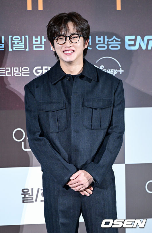[OSEN=최규한 기자] 2일 오후 서울 용산 CGV에서 ENA 새 월화드라마 ‘연애박사’(연출 안판석, 극본 민효정) 제작발표회가 열렸다.‘연애박사’는 고등학교 시절 수영선수를 꿈꿨지만 병으로 한쪽 다리를 잃은 박사과정생 박민재(추영우 분)와 진로를 잃고 방황하다 새로운 길에 들어선 석사과정생 임유진(김소현 분)의 이야기를 그린다.배우 김민석이 포토타임을 하고 있다. 2026.10.02 / dreamer@osen.co.kr