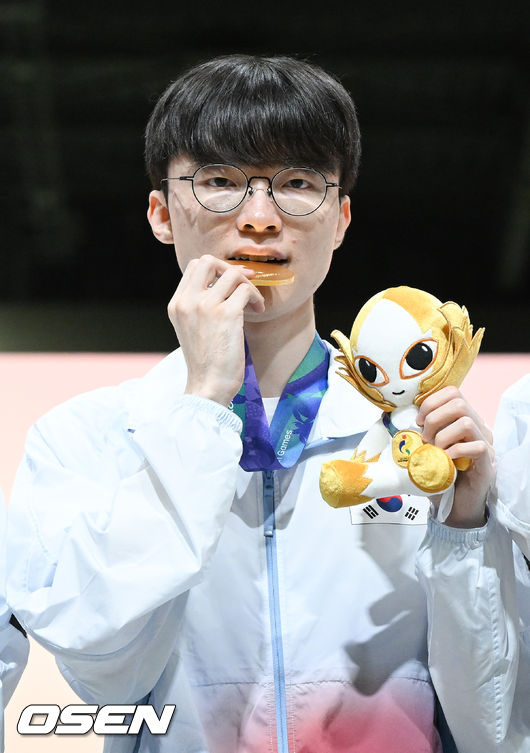 [OSEN=도코나메(일본), 박준형 기자] 1, 2세트의 아슬아슬했던 위기를 연속 대역전극으로 이겨낸 대한민국 e스포츠 대표팀이 대만을 완전히 압도하며 금메달을 차지햇다. 강동훈 감독이 이끄는 대한민국 대표팀은 2일 일본 아이치현 도코나메시 아이치 스카이 엑스포에서 열린 2026 아이치·나고야 아시안게임 e스포츠 LoL 결승전 대만과의 3세트 경기에서 시작부터 상체와 정글 주도권을 단단히 움켜쥐며 대만을 압박한 끝에 29분 만에 넥서스를 깨뜨리고 금메달을 확정 지었다.시상식에서 LoL 한국대표팀 페이커 이상혁이 포즈를 취하고 있다.   2026.10.02 /  soul1014@osen.co.kr