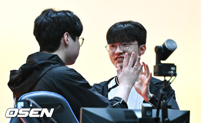 [OSEN=도코나메(일본), 박준형 기자] 1, 2세트의 아슬아슬했던 위기를 연속 대역전극으로 이겨낸 대한민국 e스포츠 대표팀이 대만을 완전히 압도하며 금메달을 차지햇다. 강동훈 감독이 이끄는 대한민국 대표팀은 2일 일본 아이치현 도코나메시 아이치 스카이 엑스포에서 열린 2026 아이치·나고야 아시안게임 e스포츠 LoL 결승전 대만과의 3세트 경기에서 시작부터 상체와 정글 주도권을 단단히 움켜쥐며 대만을 압박한 끝에 29분 만에 넥서스를 깨뜨리고 금메달을 확정 지었다.금메달 확정한 페이커 이상혁이 동료들과 기쁨을 나누고 있다.   2026.10.02 /  soul1014@osen.co.kr