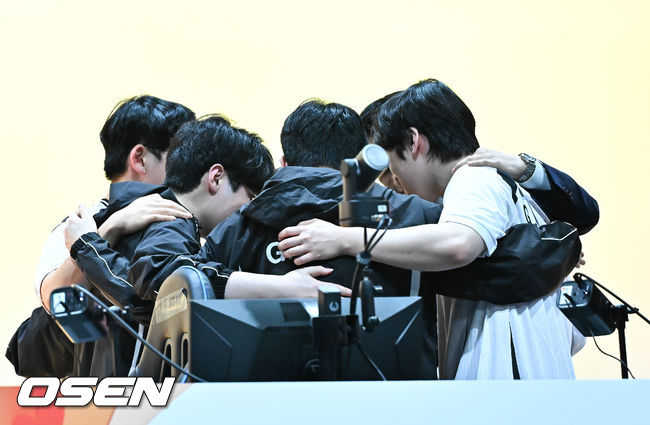 [OSEN=도코나메(일본), 박준형 기자] 1, 2세트의 아슬아슬했던 위기를 연속 대역전극으로 이겨낸 대한민국 e스포츠 대표팀이 대만을 완전히 압도하며 금메달을 차지햇다. 강동훈 감독이 이끄는 대한민국 대표팀은 2일 일본 아이치현 도코나메시 아이치 스카이 엑스포에서 열린 2026 아이치·나고야 아시안게임 e스포츠 LoL 결승전 대만과의 3세트 경기에서 시작부터 상체와 정글 주도권을 단단히 움켜쥐며 대만을 압박한 끝에 29분 만에 넥서스를 깨뜨리고 금메달을 확정 지었다.금메달 확정한 한국대표팀이 기뻐하고 있다.   2026.10.02 /  soul1014@osen.co.kr
