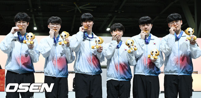 [OSEN=도코나메(일본), 박준형 기자] 1, 2세트의 아슬아슬했던 위기를 연속 대역전극으로 이겨낸 대한민국 e스포츠 대표팀이 대만을 완전히 압도하며 금메달을 차지햇다. 강동훈 감독이 이끄는 대한민국 대표팀은 2일 일본 아이치현 도코나메시 아이치 스카이 엑스포에서 열린 2026 아이치·나고야 아시안게임 e스포츠 LoL 결승전 대만과의 3세트 경기에서 시작부터 상체와 정글 주도권을 단단히 움켜쥐며 대만을 압박한 끝에 29분 만에 넥서스를 깨뜨리고 금메달을 확정 지었다.시상식에서 LoL 한국대표팀이 포즈를 취하고 있다.   2026.10.02 /  soul1014@osen.co.kr