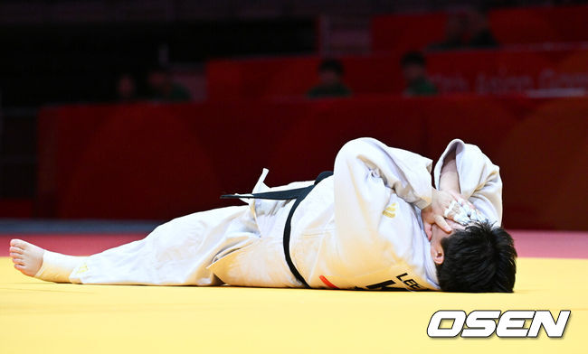 [OSEN=나고야(일본), 박준형 기자] 이현지가 아쉽게 금메달을 놓쳤다. 이현지는 2일 일본 나고야 아이치 인터내셔널 아레나에서 열린 2026 아이치·나고야 아시안게임 유도 여자 +78kg급결승전에서 중국 뉴신란에게 한판패를 당했다. 이현지가 한판패 당한뒤 아쉬워하고 있다.   2026.10.02 /  soul1014@osen.co.kr