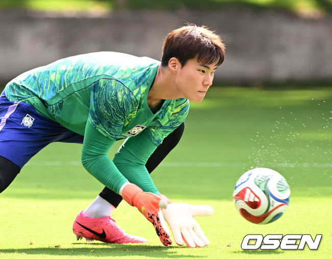 [OSEN=사포판(멕시코), 이대선 기자] 홍명보 감독이 이끄는 대한민국 축구국가대표팀이 26일(한국시각) 멕시코 과달라하라 인근 사포판의 치바스 베르데 바예에서 훈련을 진행했다.대한민국은 1승 2패(승점 3)로 조 3위에 머물렀다. 자력으로 32강에 오를 기회를 놓쳤고, 이제는 다른 조 경기 결과를 기다려야 하는 처지가 됐다.대한민국 송범근이 훈련을 하고 있다. 2026.06.26 /sunday@osen.co.kr