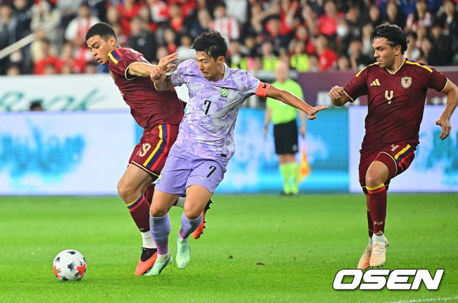 [OSEN=울산, 이석우 기자] 2일 울산문수축구경기장에서 대한민국과 베네수엘라의 친선경기가 열렸다.에콰도르전 3-0 완승과 우루과이전 1-4 대패로 극명한 경기력을 보인 ‘모레노호’가 베네수엘라전에서 전술적 유연성을 앞세워 빠르게 문제점을 보완했는지 시험대에 올랐다.대한민국 손흥민이 베네수엘라 켈시와 볼을 다투고 있다. 2026.10.02 / foto0307@osen.co.kr